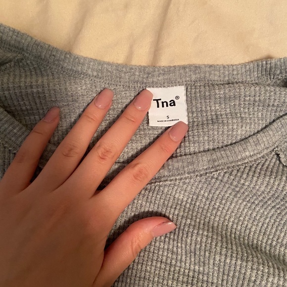 Aritzia TNA long sleeve - Picture 3 of 3